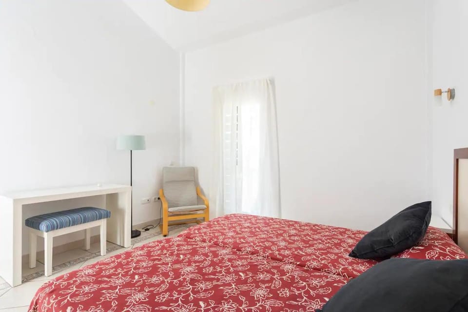 Bed, Photo of the whole room, Seating area, Bedroom, hair dresser