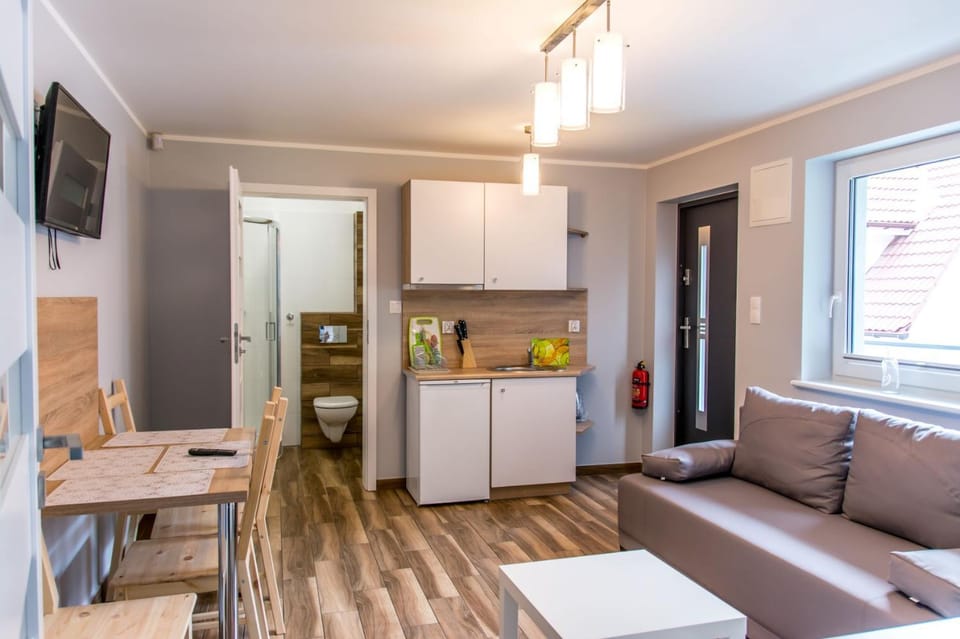 TV and multimedia, Kitchen or kitchenette, Living room, Seating area, Dining area