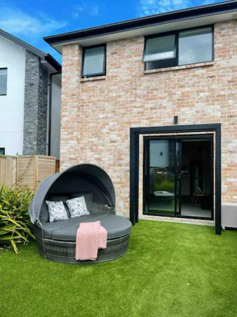 Modern 2 bedroom by Hagley Park House in Christchurch