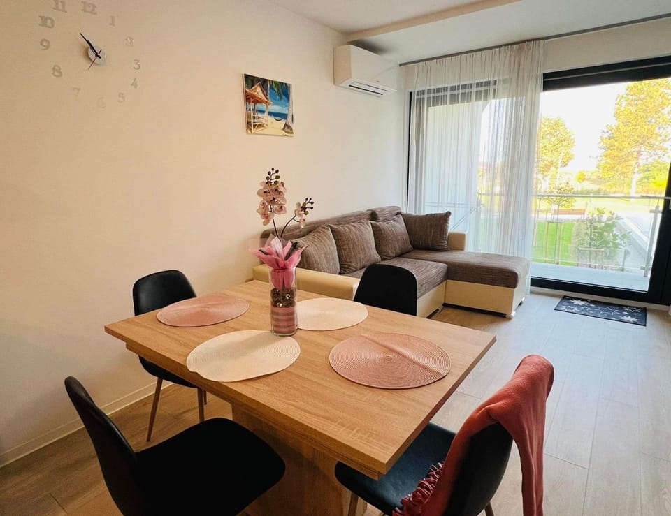 Medencés Panorámás BalAtom apartman Apartment in Siófok