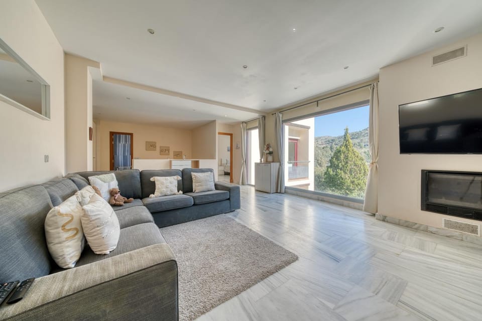 Communal lounge/ TV room, TV and multimedia, Living room, Seating area
