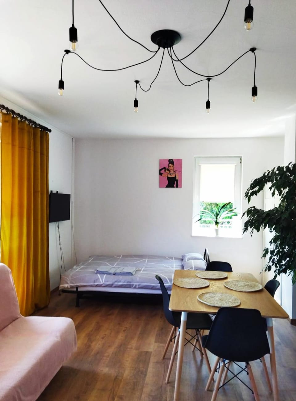 Bed, TV and multimedia, Living room, Photo of the whole room, Seating area, Dining area, Bedroom