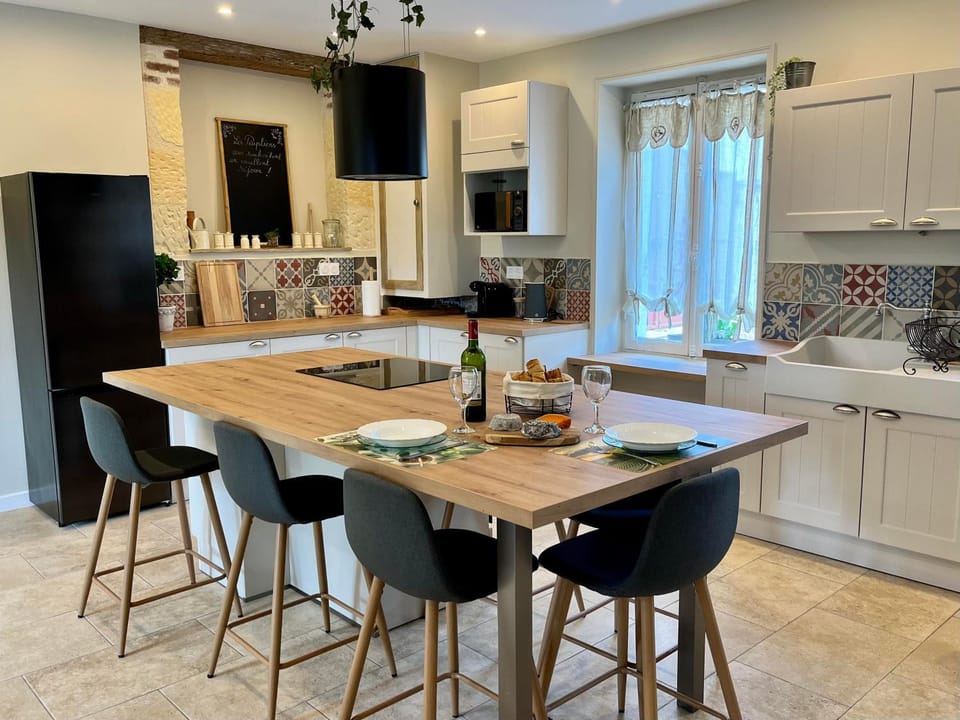 Kitchen or kitchenette, Dining area, stove