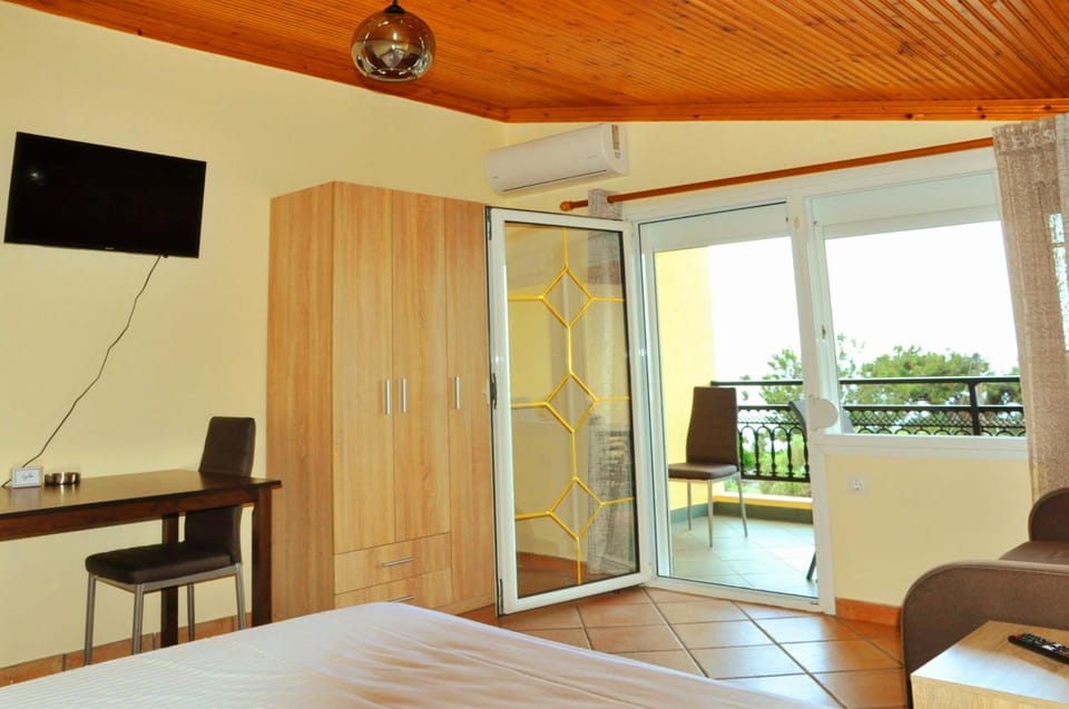 Bed, TV and multimedia, Photo of the whole room, Bedroom, wardrobe