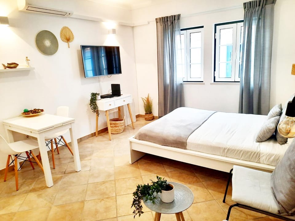Bed, Decorative detail, Dining area, Bedroom
