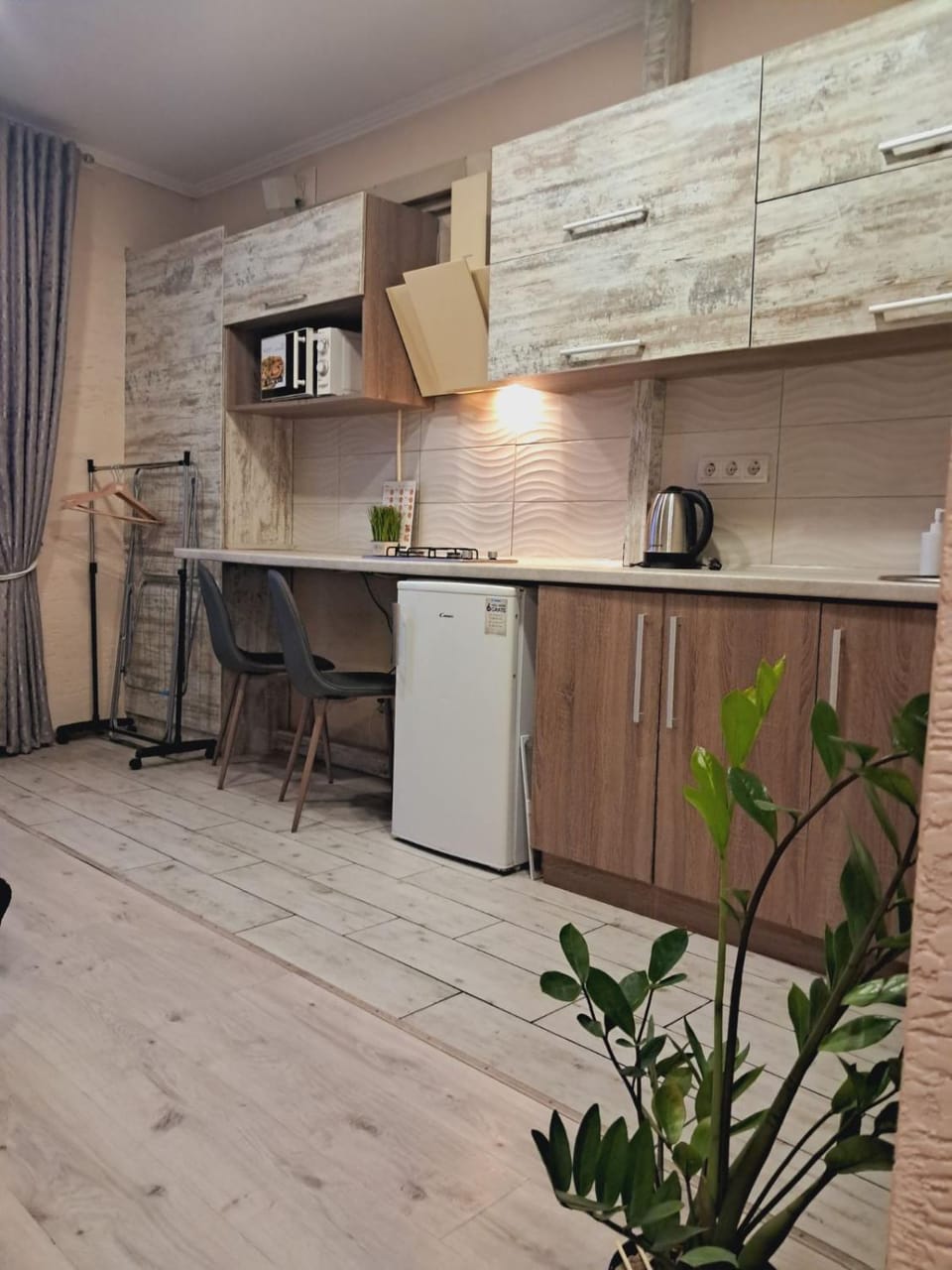 Kitchen or kitchenette, Dining area, stove