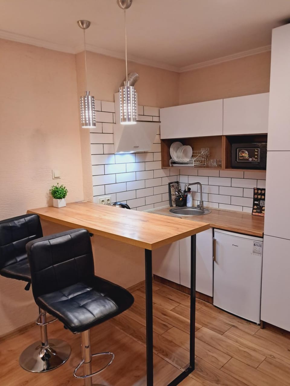 Kitchen or kitchenette, Dining area, minibar