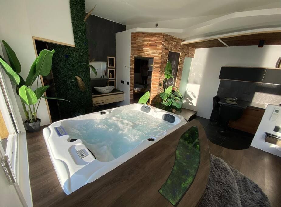 Hot Tub, Bathroom