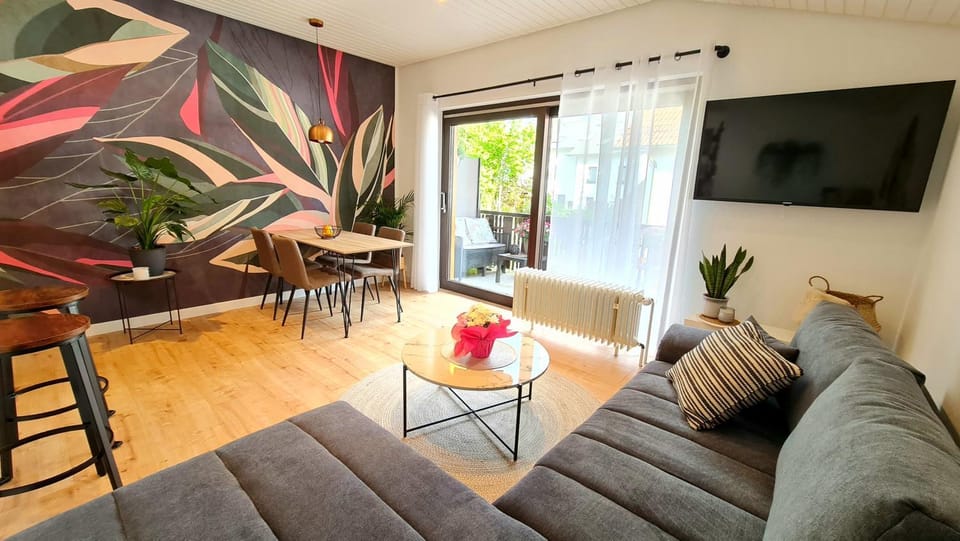 Communal lounge/ TV room, TV and multimedia, Living room, Seating area, Dining area, Evening entertainment