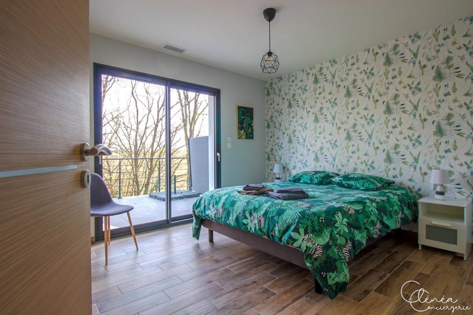 Bed, Photo of the whole room, Bedroom, towels, air conditioner
