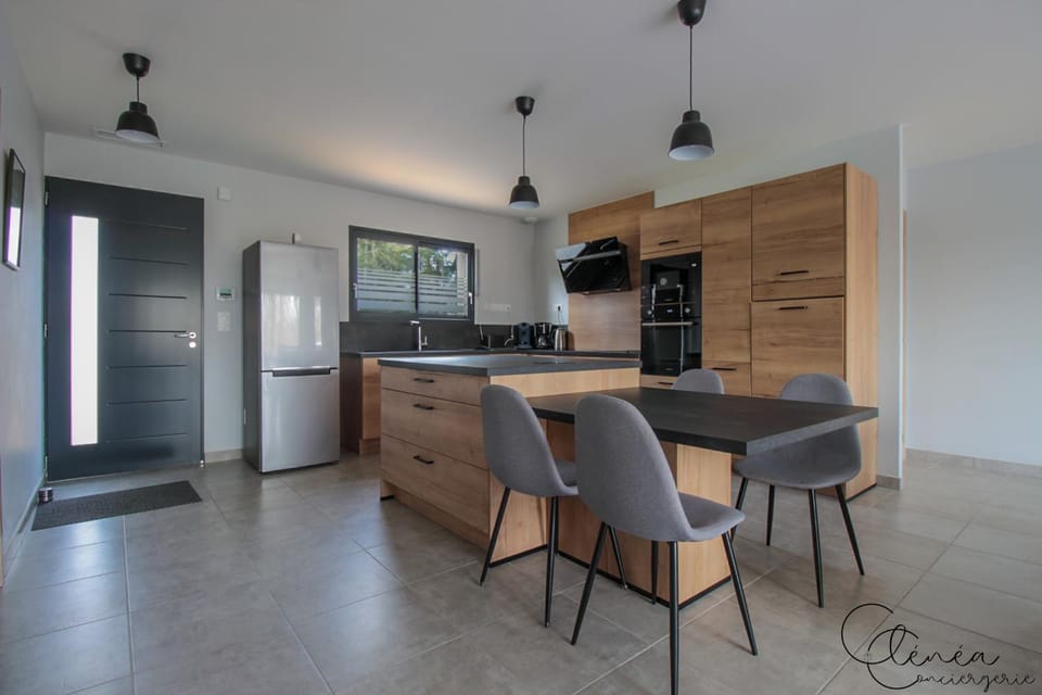 Coffee/tea facilities, microwave, oven, stove, toaster, kitchen