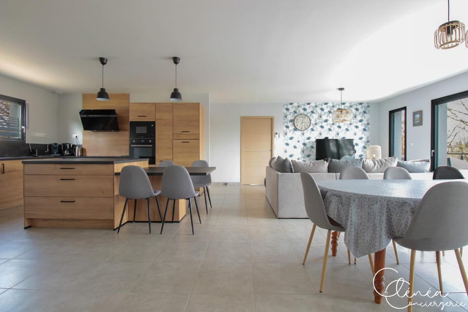 TV and multimedia, Coffee/tea facilities, Living room, Dining area, microwave, oven, toaster, kitchen