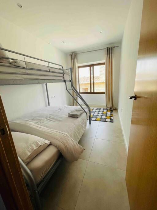 Bedroom, bunk bed