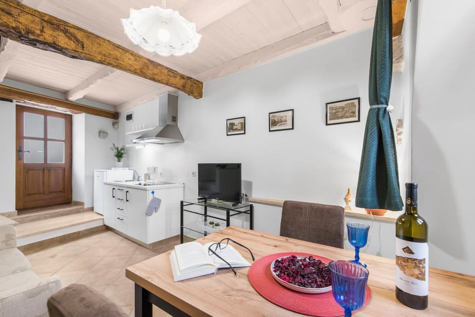 TV and multimedia, Kitchen or kitchenette, Seating area, Dining area