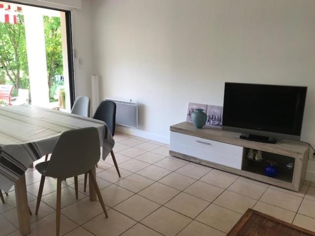 Communal lounge/ TV room, TV and multimedia, Living room