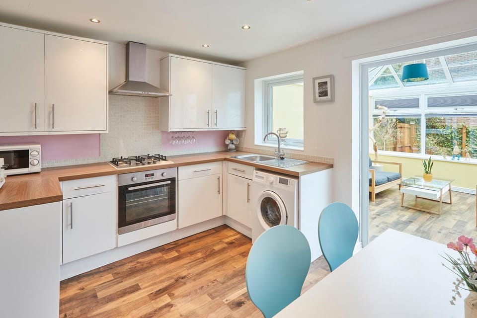 Kitchen or kitchenette, Dining area, minibar, pet friendly, stove