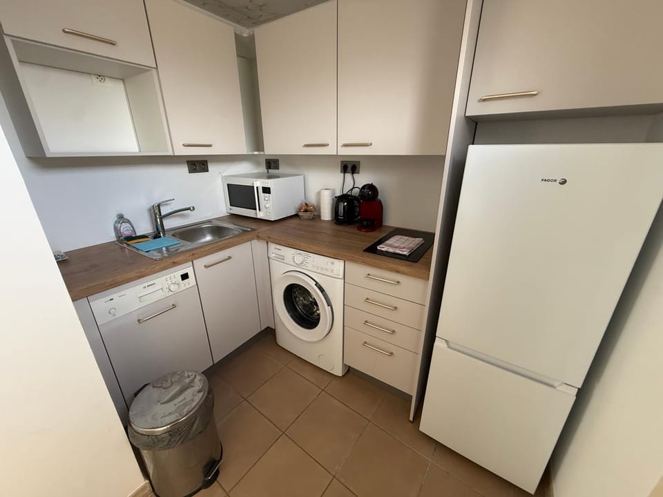 Coffee/tea facilities, dishwasher, microwave, washing machine, kitchen