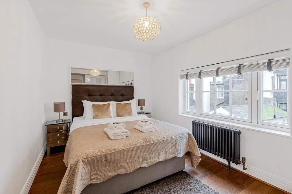 Bed, Bedroom, towels