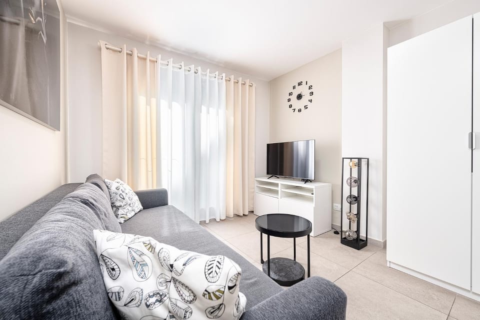 Communal lounge/ TV room, TV and multimedia, Living room, Seating area, Evening entertainment