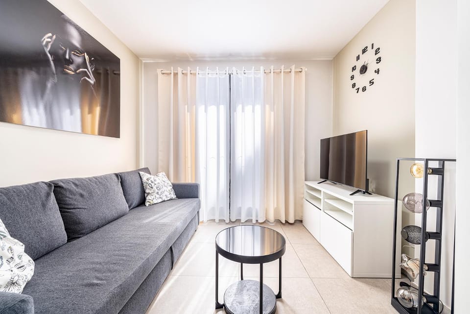 Communal lounge/ TV room, TV and multimedia, Living room, Seating area, Evening entertainment