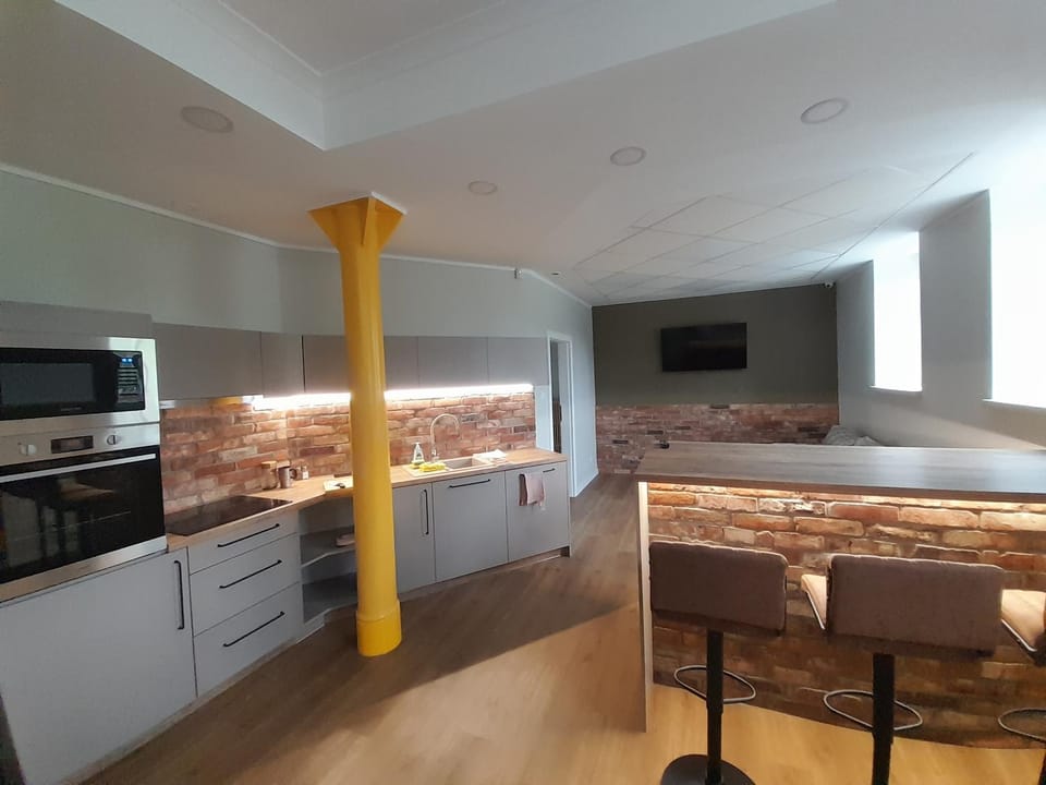 Communal lounge/ TV room, Kitchen or kitchenette, Living room, Seating area, oven, stove
