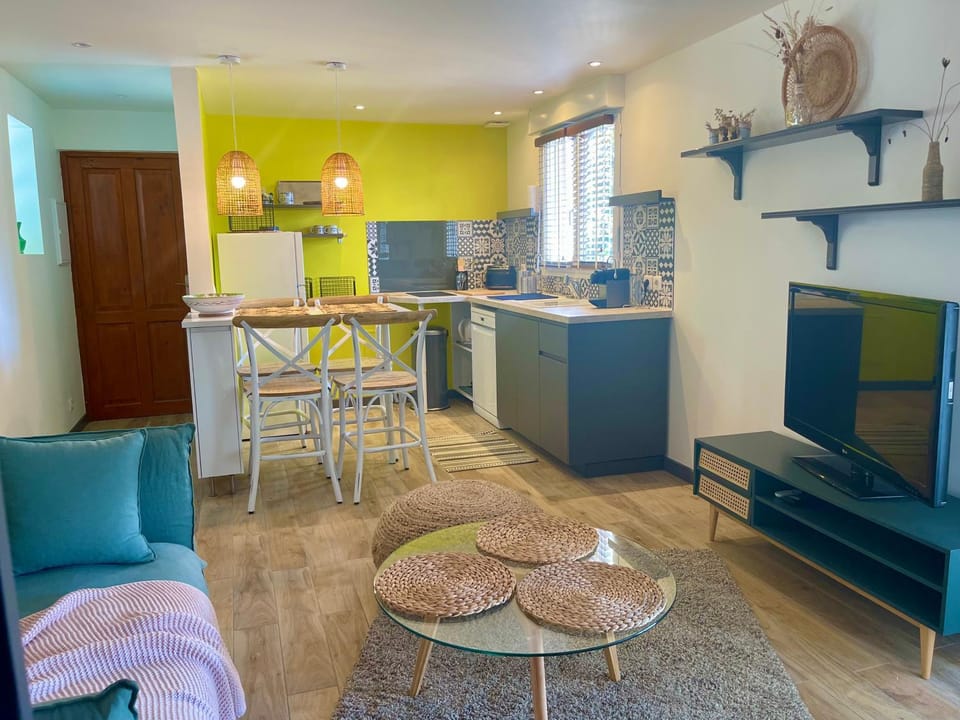 TV and multimedia, Kitchen or kitchenette, Living room, Seating area, Dining area, dishwasher, stove