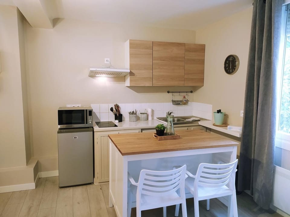 Dining area, kitchen