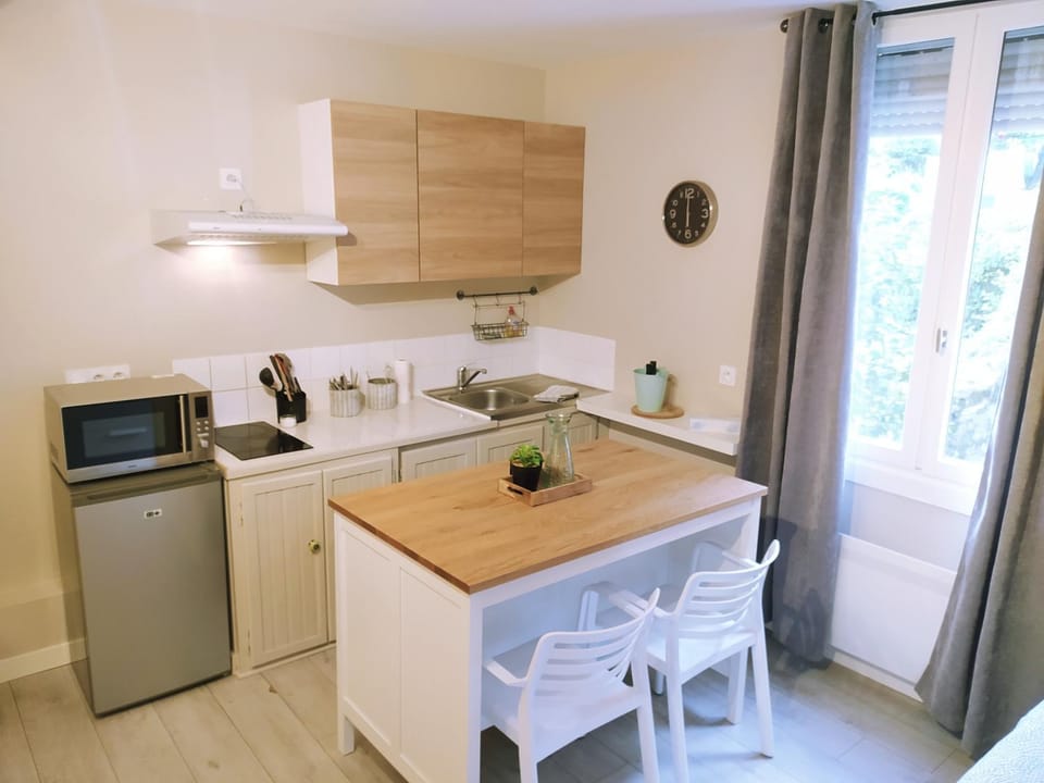 Dining area, kitchen