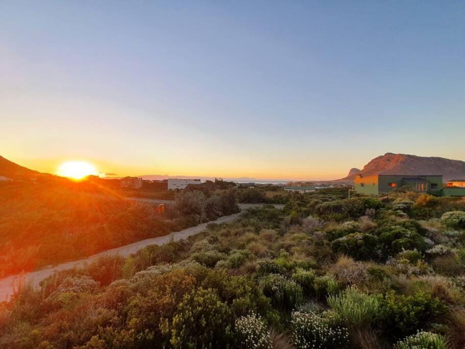 Secure, luxurious with lovely views House in Cape Town