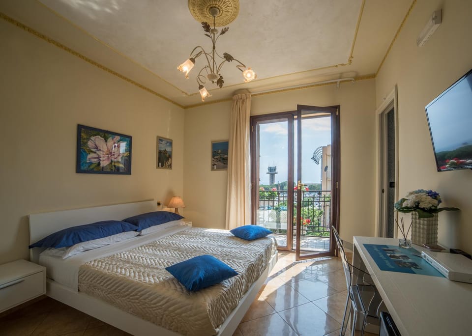 Bed, Balcony/Terrace, Street view