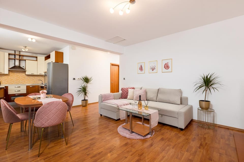 Kitchen or kitchenette, Seating area, Dining area