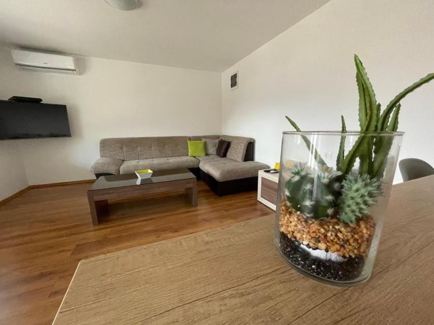 TV and multimedia, Living room, Seating area, air conditioner