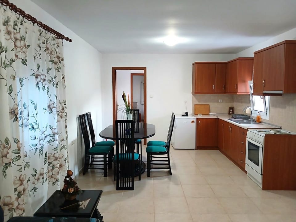 Kitchen or kitchenette, Seating area, Dining area, stove