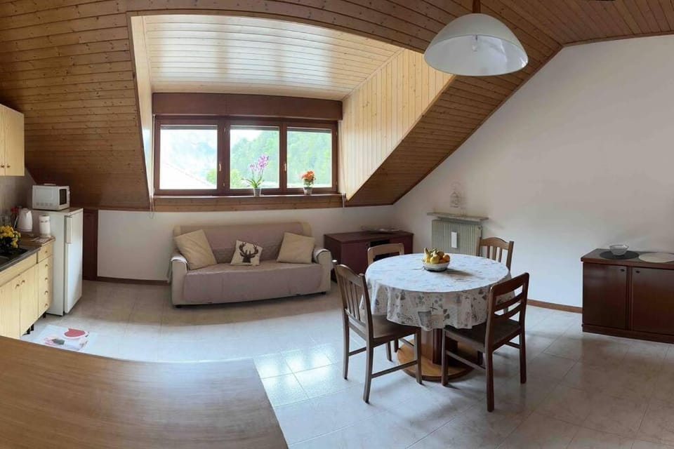 Coffee/tea facilities, Kitchen or kitchenette, Living room, Seating area, Dining area