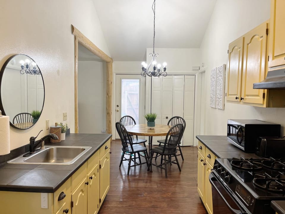 Welcoming 2 bedroom suite with private yard Bed and Breakfast in Woodland Park
