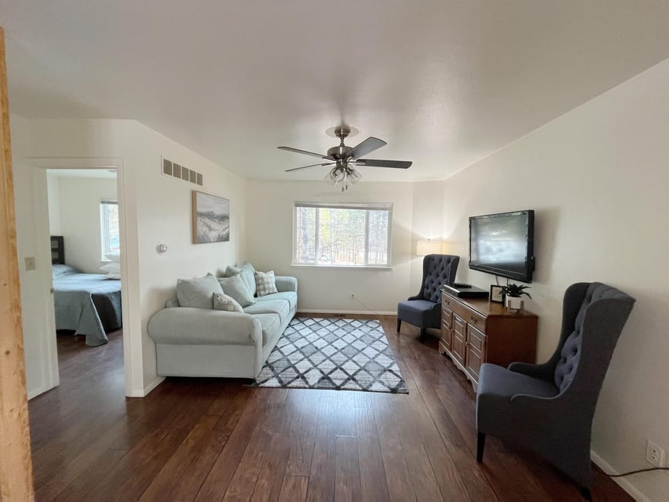 Welcoming 2 bedroom suite with private yard Bed and Breakfast in Woodland Park