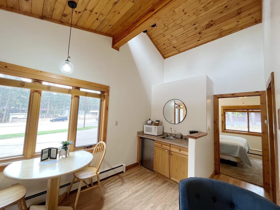 Cabin suite bed and breakfast Cabin in Woodland Park