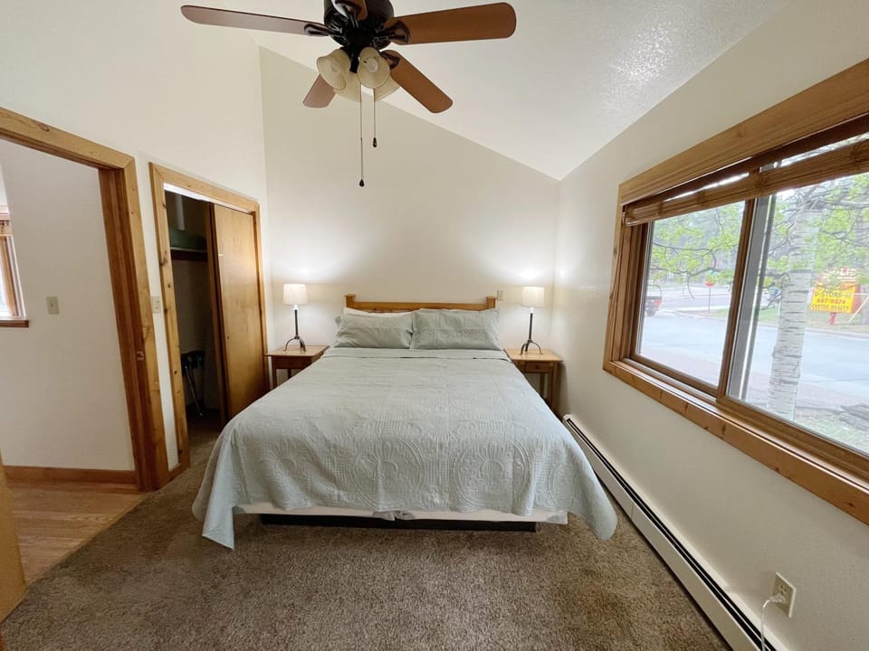 Cabin suite bed and breakfast Cabin in Woodland Park