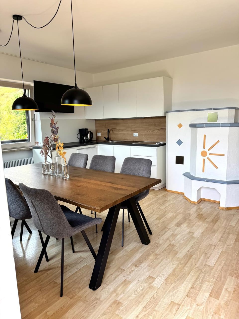 Kitchen or kitchenette, Dining area, stove