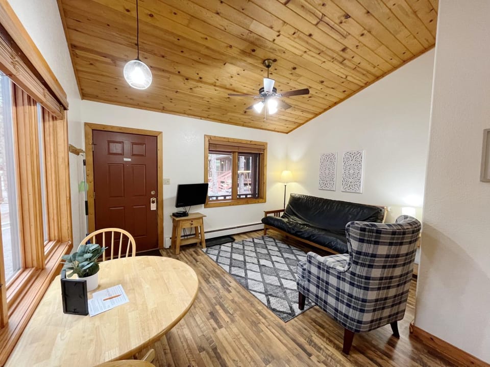 Columbine B Cabin Suite Cabin in Woodland Park