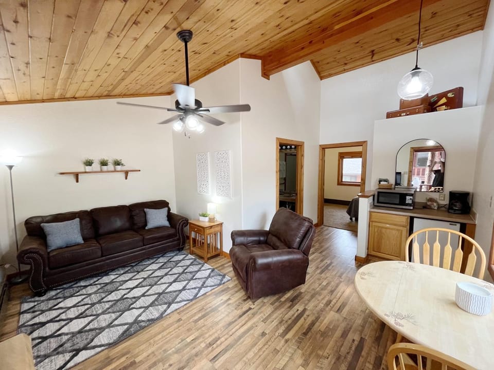 Ponderosa B Cabin Suite Cabin in Woodland Park