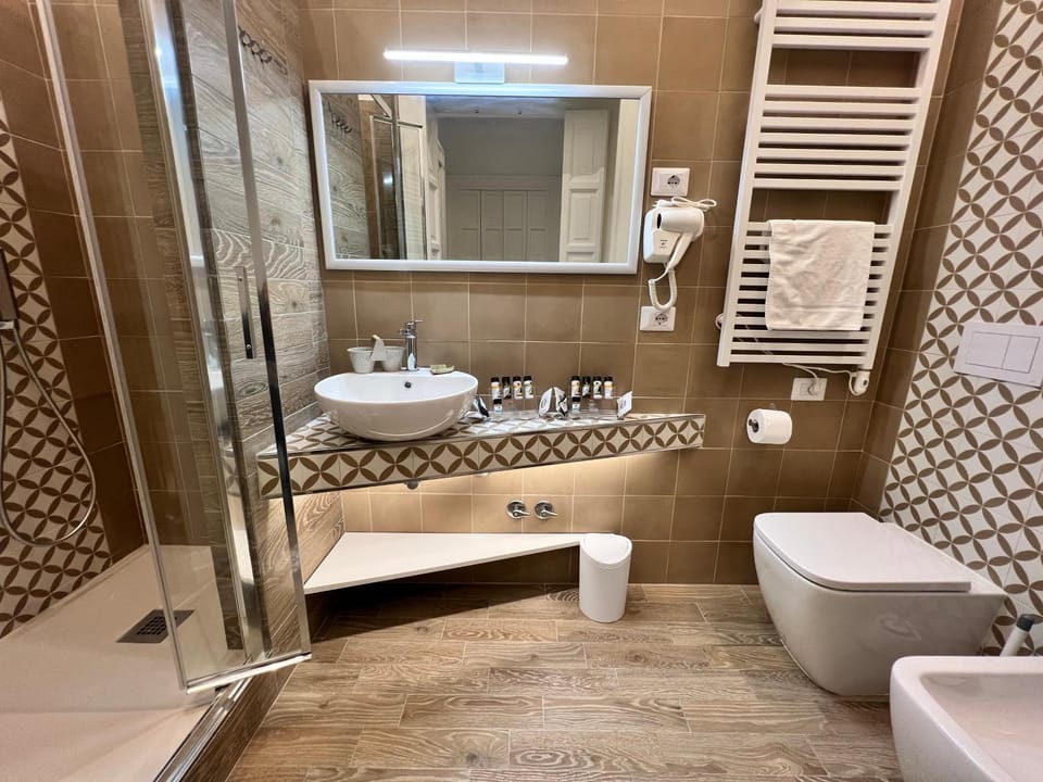 Shower, Toilet, Bathroom, bidet, heating, heating, towels