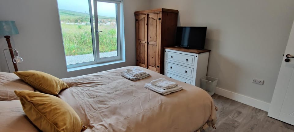 Bed, TV and multimedia, Photo of the whole room, Bedroom, towels, wardrobe