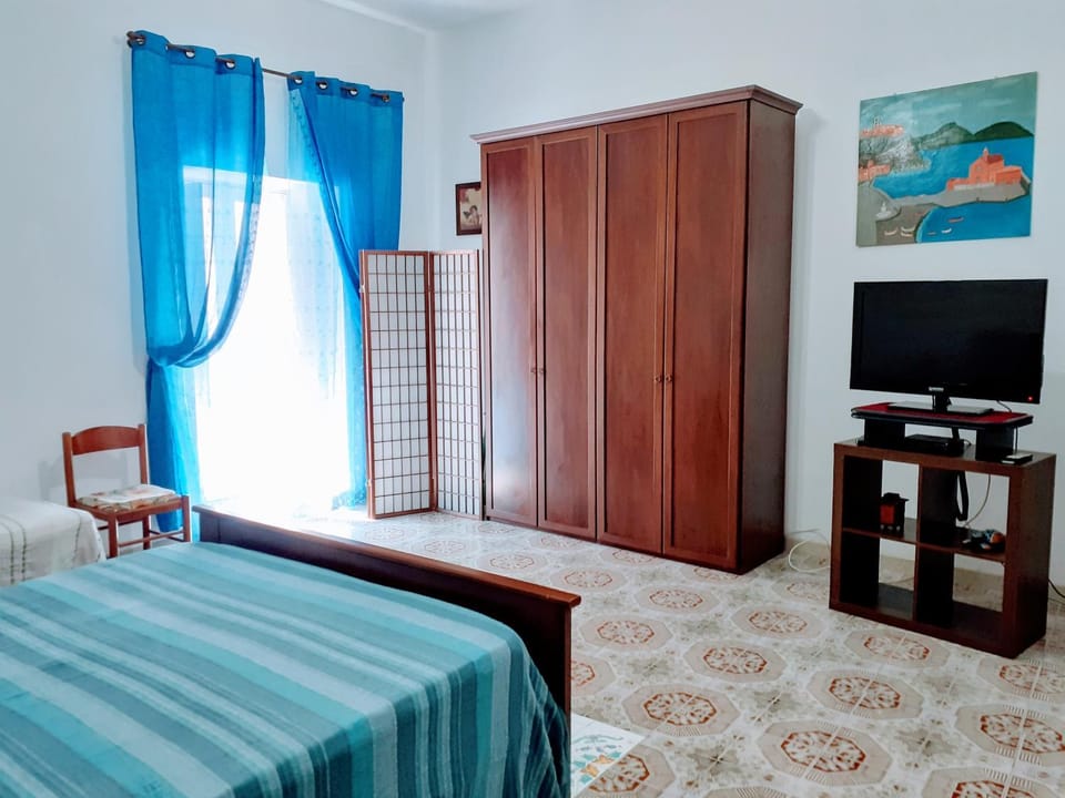 Bed, TV and multimedia, Photo of the whole room, Bedroom