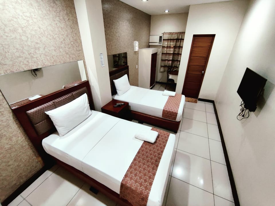 Bed, TV and multimedia, Photo of the whole room, Bedroom