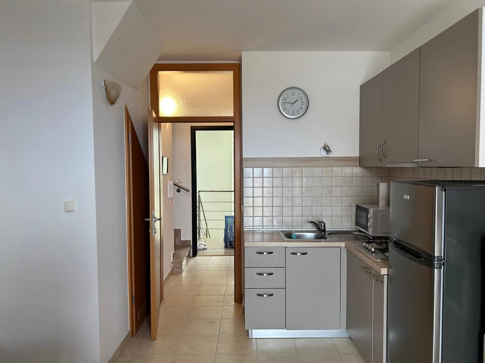 Kitchen or kitchenette, minibar, stove