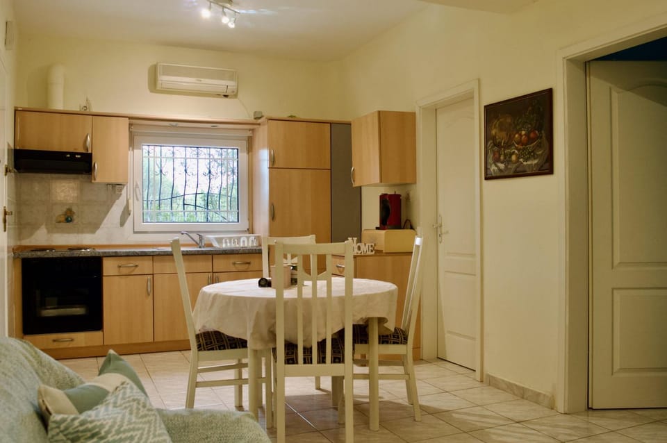 Dining area, kitchen