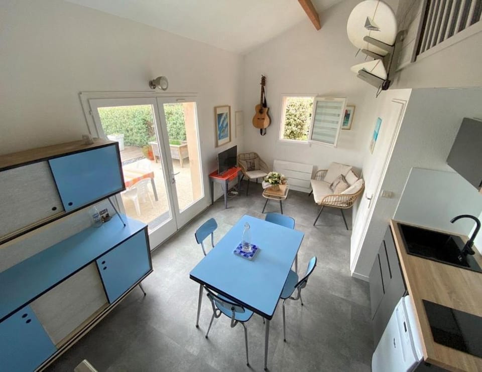 Kitchen or kitchenette, Living room, Dining area