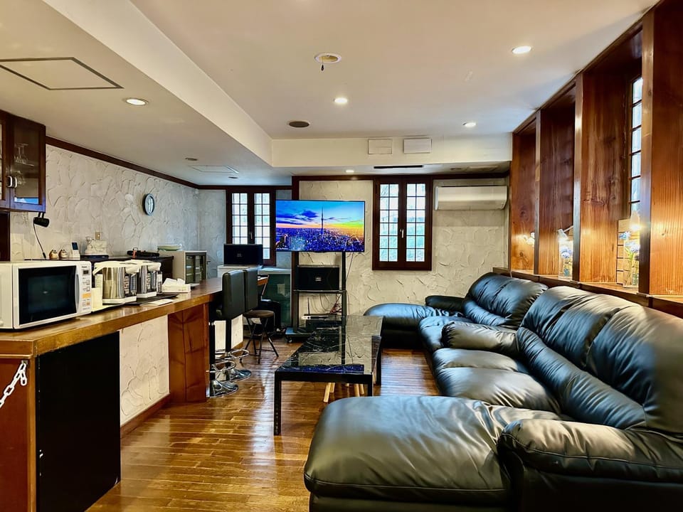 Communal lounge/ TV room, TV and multimedia, Coffee/tea facilities, Seating area, minibar