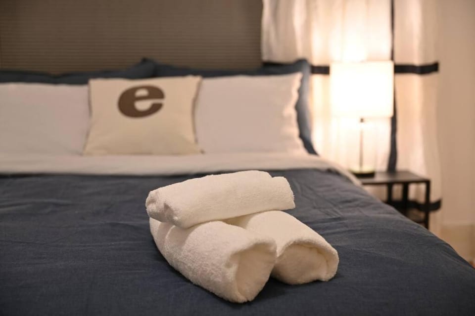 Bed, Bedroom, towels